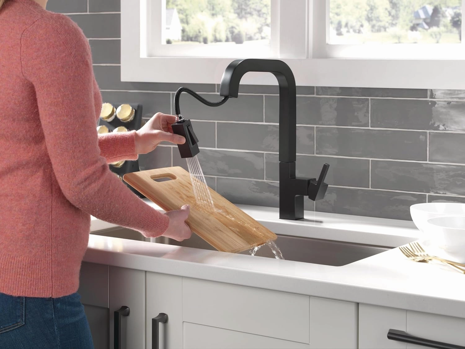 Delta Faucet Junction Kitchen Faucet with Pull Down Sprayer, Matte Black Modern Single Hole Kitchen Sink Faucet, Matte Black 19825LF-BL