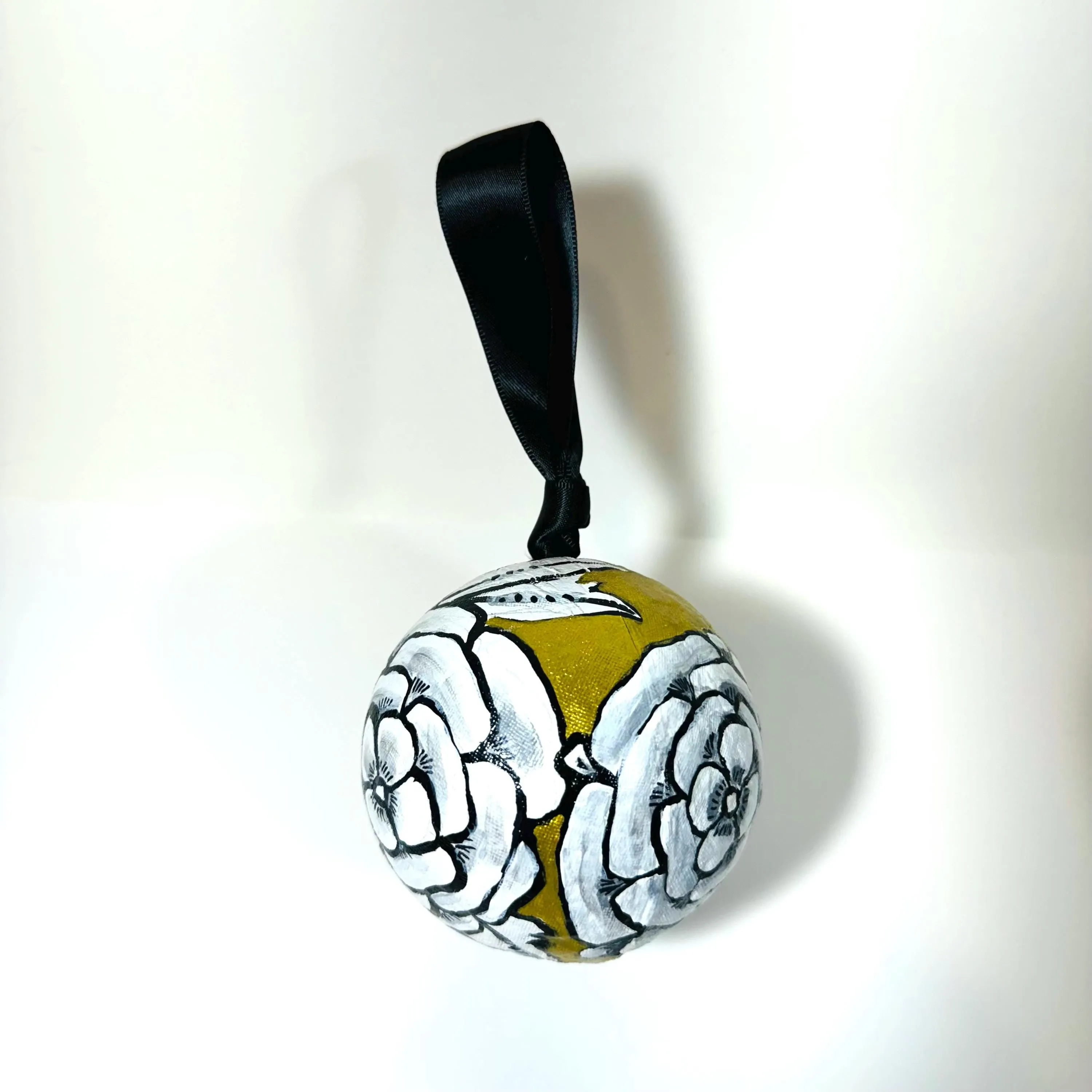 GOLD, BLACK AND WHITE BAUBLE SET