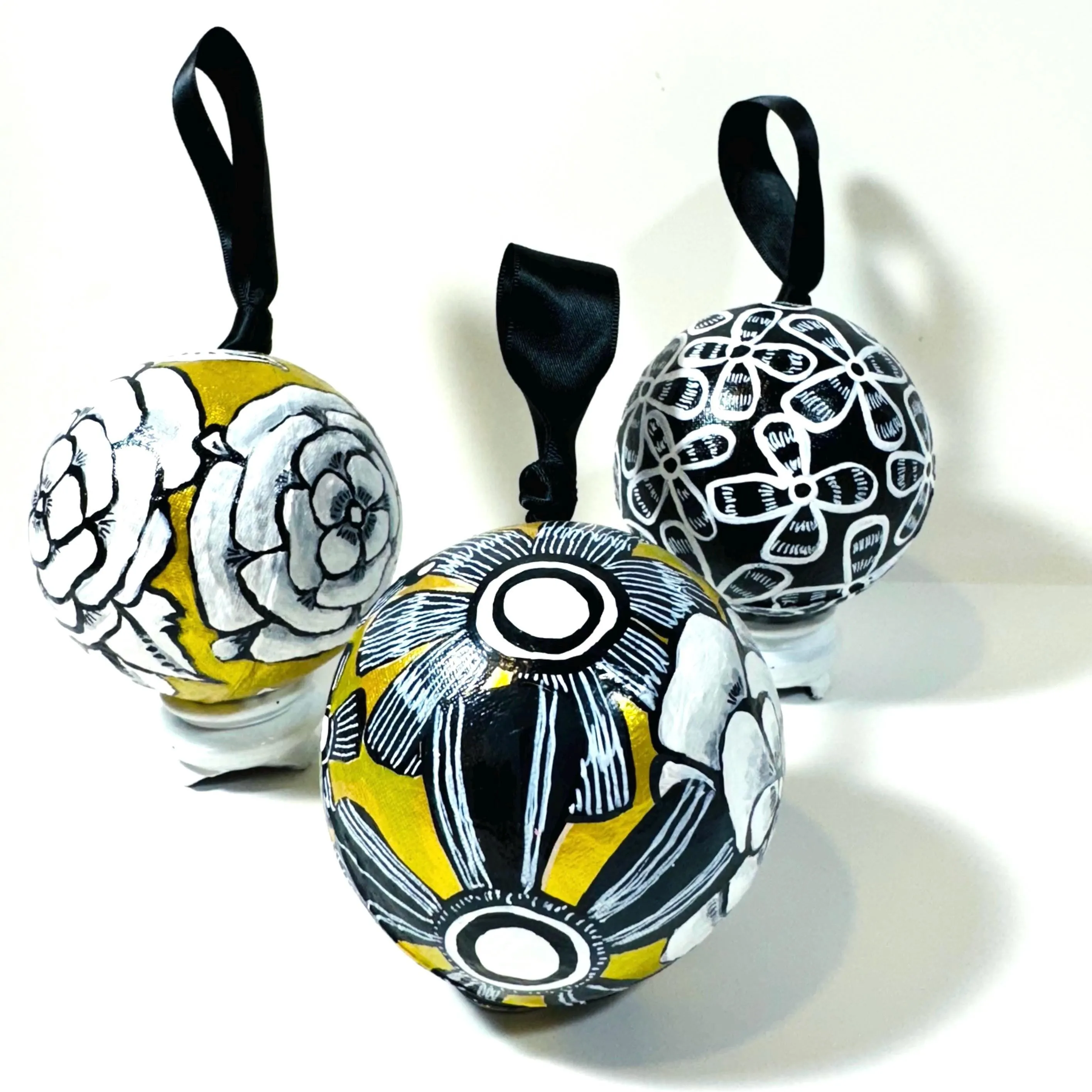 GOLD, BLACK AND WHITE BAUBLE SET